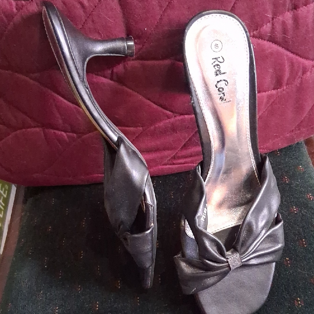 Sleek Black Heels with Timeless Elegance